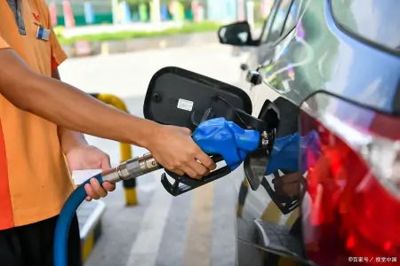 油价调整消息：今天3月31日，我国各地调整后92、95、98汽油价(3.31油价调整)
