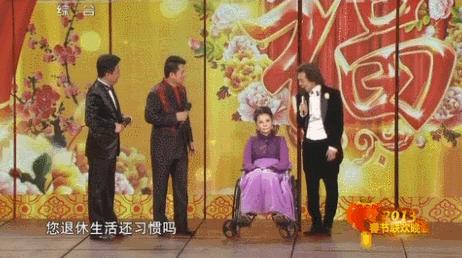 主持人李咏因病去世，妻子哈文的一个小细节令人泪崩！（央视李咏妻子哈文图片高清）