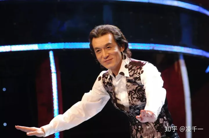 主持人李咏因病去世，妻子哈文的一个小细节令人泪崩！（央视李咏妻子哈文图片高清）