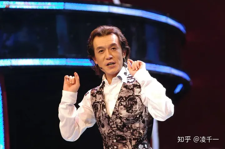 主持人李咏因病去世，妻子哈文的一个小细节令人泪崩！（央视李咏妻子哈文图片高清）