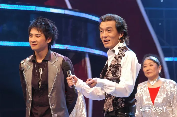 主持人李咏因病去世，妻子哈文的一个小细节令人泪崩！（央视李咏妻子哈文图片高清）