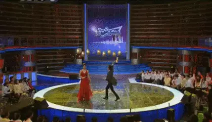 主持人李咏因病去世，妻子哈文的一个小细节令人泪崩！（央视李咏妻子哈文图片高清）