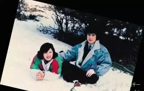 主持人李咏因病去世，妻子哈文的一个小细节令人泪崩！（央视李咏妻子哈文图片高清）