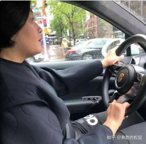 哈文已从失去李咏的阴影中走出，渴望新一段新感情，女儿曝妈妈近照，右手食指已戴上钻戒（哈文是谁和李咏什么关系）