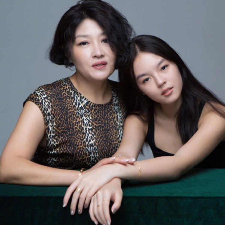 哈文：丈夫李咏病逝后，我依然是李家的儿媳妇（哈文和李咏怎么认识的）