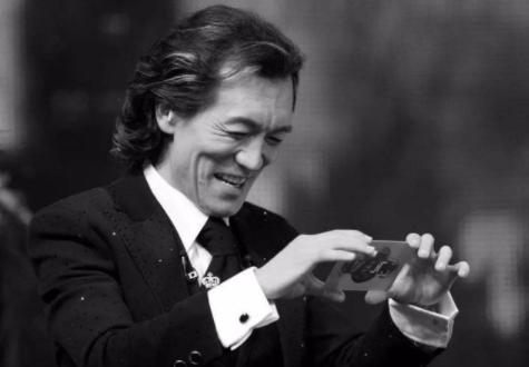 李咏离世近四年，哈文晒鲜花照纪念结婚30周年，回应当下生活状态（李咏妻子哈文的个人资料）