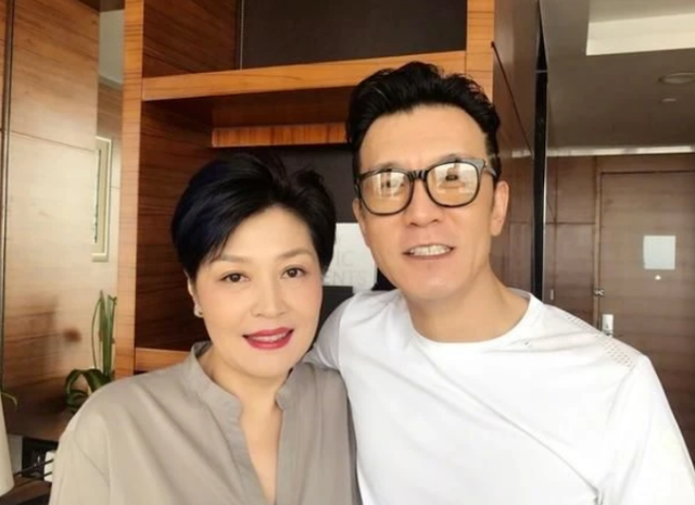 李咏离世近四年，哈文晒鲜花照纪念结婚30周年，回应当下生活状态（李咏妻子哈文的个人资料）