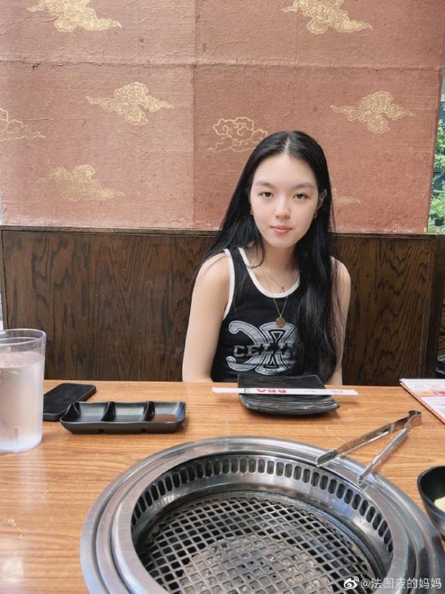 李咏离世近四年，哈文晒鲜花照纪念结婚30周年，回应当下生活状态（李咏妻子哈文的个人资料）