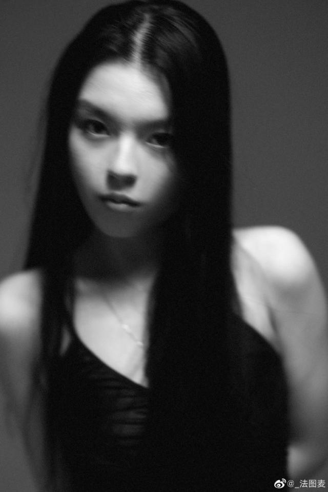 李咏离世近四年，哈文晒鲜花照纪念结婚30周年，回应当下生活状态（李咏妻子哈文的个人资料）