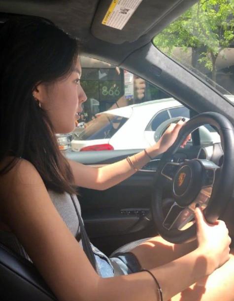 李咏离世近四年，哈文晒鲜花照纪念结婚30周年，回应当下生活状态（李咏妻子哈文的个人资料）