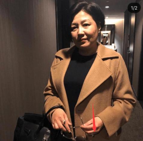 李咏离世近四年，哈文晒鲜花照纪念结婚30周年，回应当下生活状态（李咏妻子哈文的个人资料）