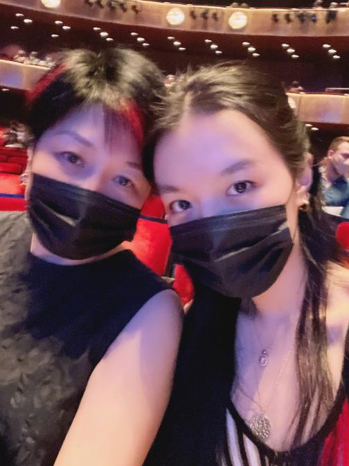 李咏离世近四年，哈文晒鲜花照纪念结婚30周年，回应当下生活状态（李咏妻子哈文的个人资料）