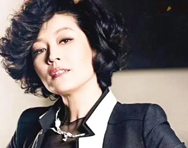 李咏病逝5年后，遗孀哈文的选择，让人泪目（李咏死的时候多大岁数）