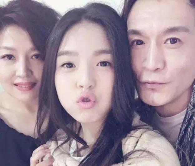 李咏病逝5年后，遗孀哈文的选择，让人泪目（李咏死的时候多大岁数）