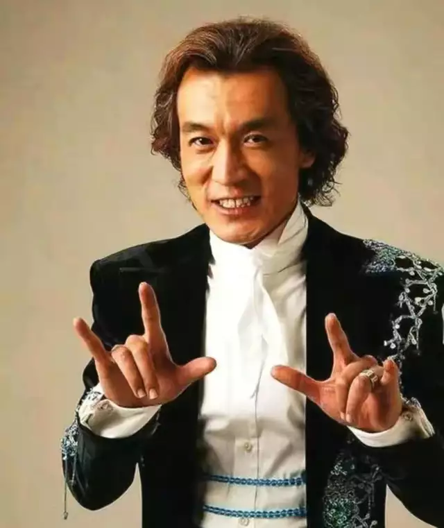 李咏妻子晒照纪念结婚30周年！与女儿定居美国，网友劝其再找他人那个高考故意考0分，写8000字抨击高考制度的蒋多多，现在怎样？（李咏和妻子）