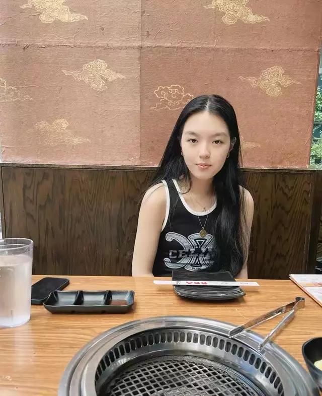 李咏妻子晒照纪念结婚30周年！与女儿定居美国，网友劝其再找他人那个高考故意考0分，写8000字抨击高考制度的蒋多多，现在怎样？（李咏和妻子）