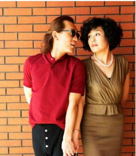 李咏妻子哈文传来喜讯，亲自晒照片官宣，网友迫不及待送祝福（李咏老婆哈文现身体状况如何）