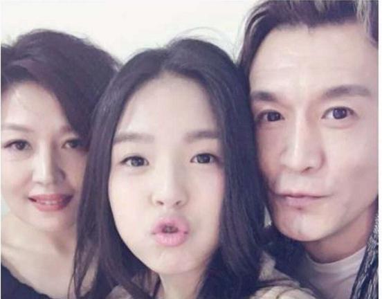 李咏妻子哈文传来喜讯，亲自晒照片官宣，网友迫不及待送祝福（李咏老婆哈文现身体状况如何）