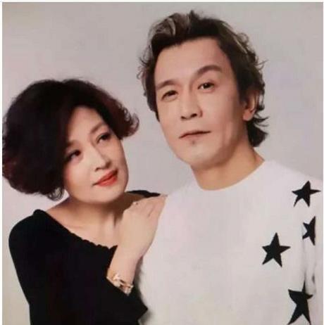 李咏妻子哈文传来喜讯，亲自晒照片官宣，网友迫不及待送祝福（李咏老婆哈文现身体状况如何）