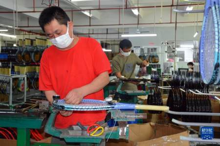 惠企帮扶 实招纾困——福建泉州企业复工复产见闻（创意美术大螃蟹）