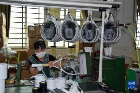 惠企帮扶 实招纾困——福建泉州企业复工复产见闻（创意美术大螃蟹）