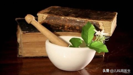 怎样给孩子服药才不会伤及肝肾？别做这5件事，让孩子安全服药吧(怎么给孩子吃药剂)