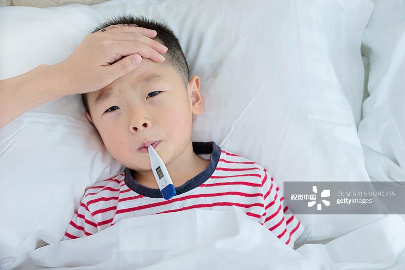 给宝宝服用小儿氨酚黄那敏颗粒，你需要注意这些问题！(宝宝吃完小儿氨酚黄那敏颗粒多久可以退烧)