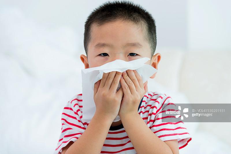 给宝宝服用小儿氨酚黄那敏颗粒，你需要注意这些问题！(宝宝吃完小儿氨酚黄那敏颗粒多久可以退烧)