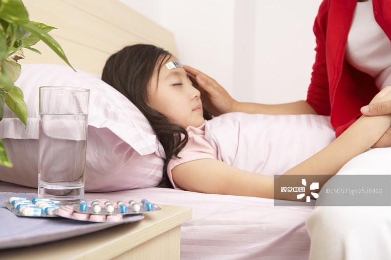 给宝宝服用小儿氨酚黄那敏颗粒，你需要注意这些问题！(宝宝吃完小儿氨酚黄那敏颗粒多久可以退烧)