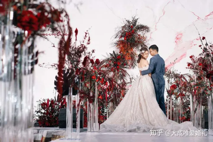 办一场普通婚礼大概多少钱，酒店办婚礼贵吗？（酒店办理婚礼多少钱）