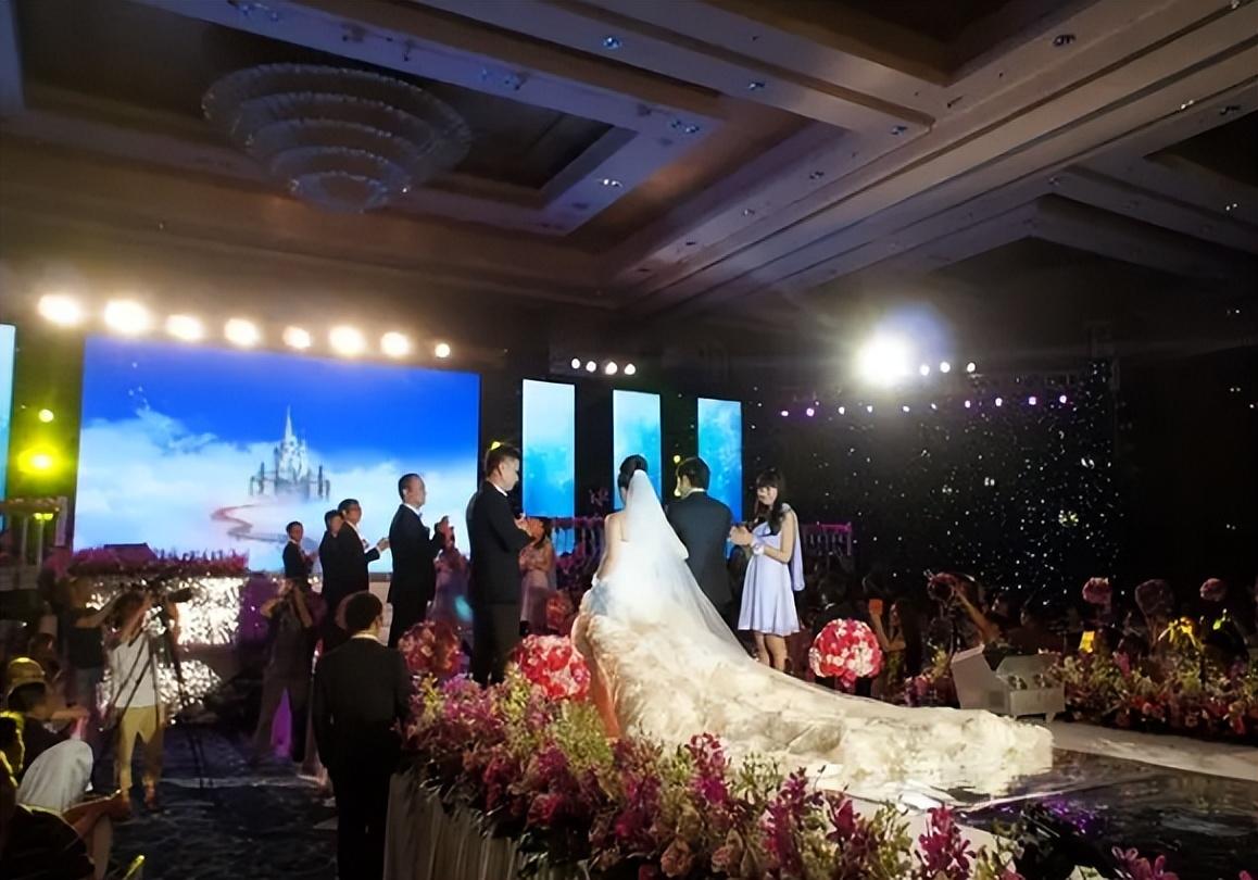 广东普通人结婚有多豪，五星级酒店办婚宴，每桌酒席起步8000元（广东婚宴一桌多少钱）