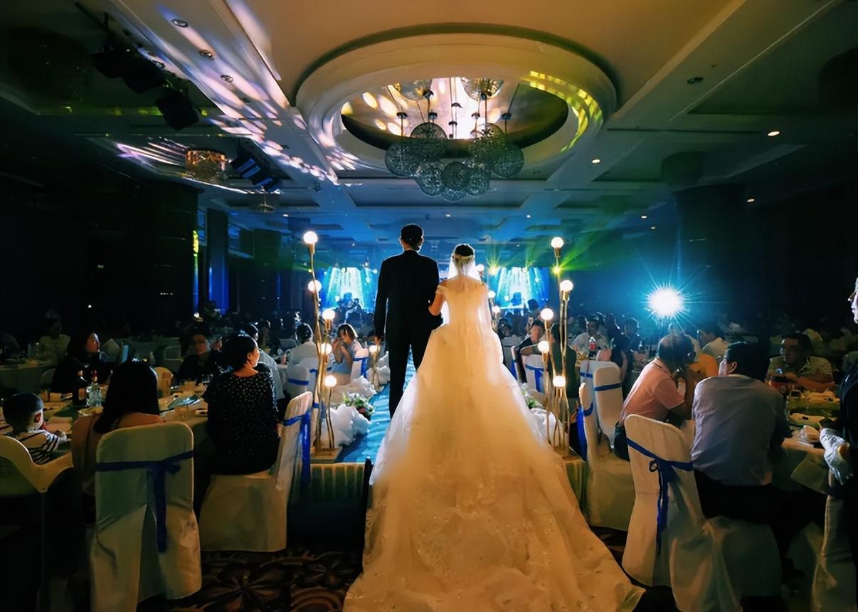 广东普通人结婚有多豪，五星级酒店办婚宴，每桌酒席起步8000元（广东婚宴一桌多少钱）
