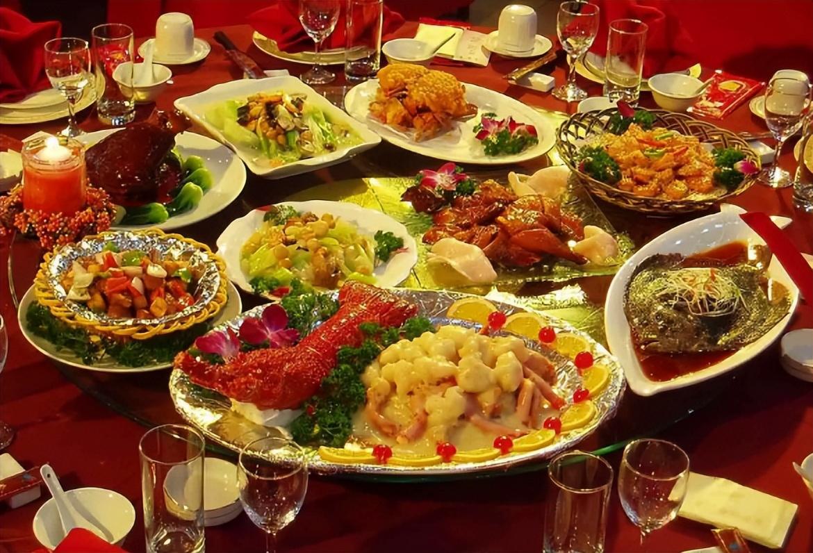 广东普通人结婚有多豪，五星级酒店办婚宴，每桌酒席起步8000元（广东婚宴一桌多少钱）