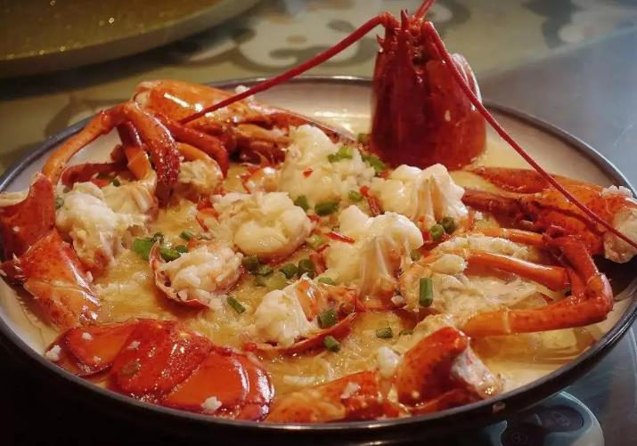 广东普通人结婚有多豪，五星级酒店办婚宴，每桌酒席起步8000元（广东婚宴一桌多少钱）