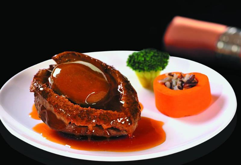 广东普通人结婚有多豪，五星级酒店办婚宴，每桌酒席起步8000元（广东婚宴一桌多少钱）