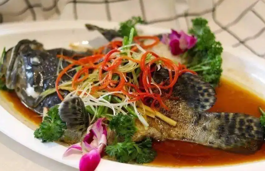 广东普通人结婚有多豪，五星级酒店办婚宴，每桌酒席起步8000元（广东婚宴一桌多少钱）