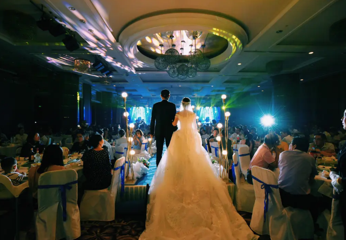 上海婚礼有多豪，五星级酒店办婚宴，一桌美食没有5000元下不来（上海酒店一般普通婚宴多少钱一天）