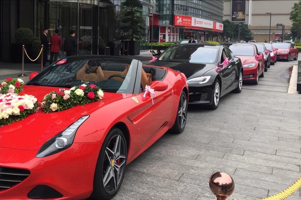 北京婚宴有多豪，五星级酒店办酒席，每桌提前预定，起步价6888元（北京五星级酒店婚宴一桌多少钱）