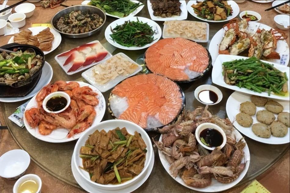 北京婚宴有多豪，五星级酒店办酒席，每桌提前预定，起步价6888元（北京五星级酒店婚宴一桌多少钱）