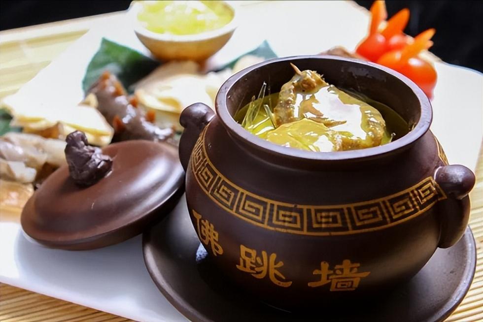 北京婚宴有多豪，五星级酒店办酒席，每桌提前预定，起步价6888元（北京五星级酒店婚宴一桌多少钱）