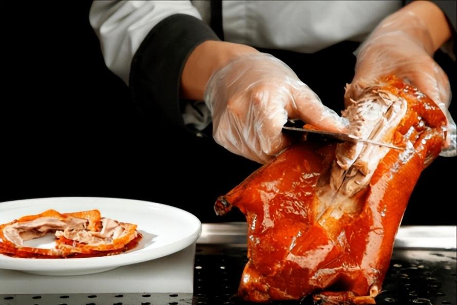 北京婚宴有多豪，五星级酒店办酒席，每桌提前预定，起步价6888元（北京五星级酒店婚宴一桌多少钱）