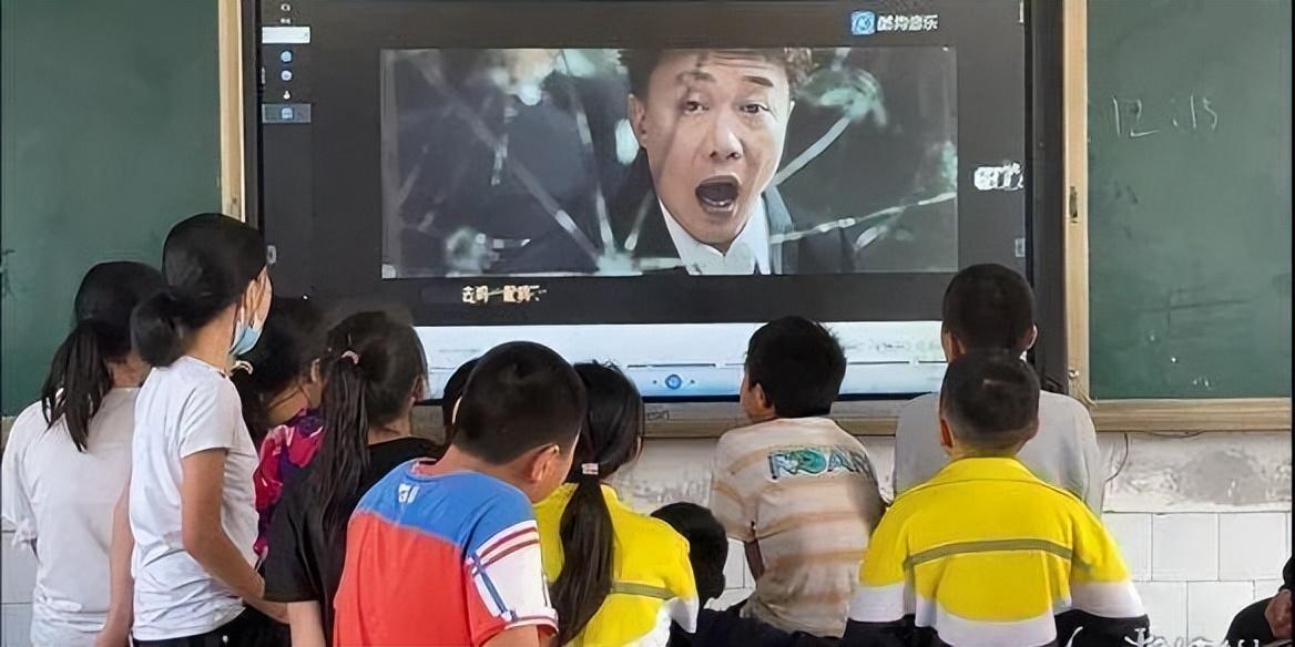 这届小学生为何如此迷恋《孤勇者》？儿歌去哪儿了？(学生为什么喜欢音乐课)