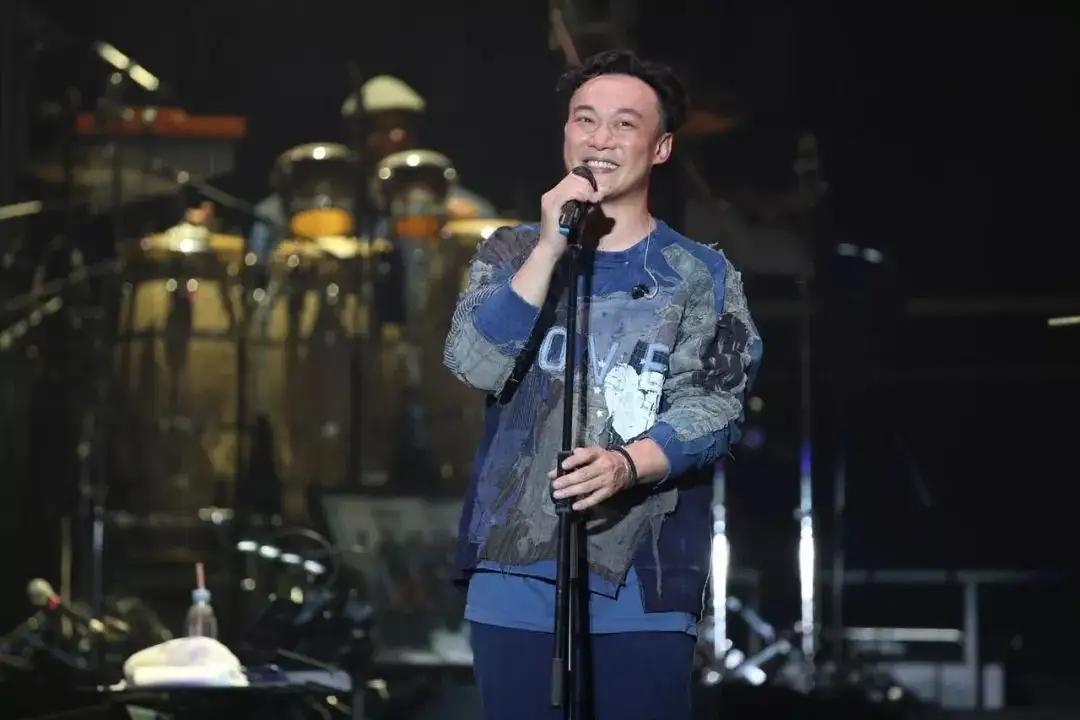 真假陈奕迅？原唱拍视频恶搞被《孤勇者》逼疯，却被质疑是模仿秀(陈奕迅真爱)