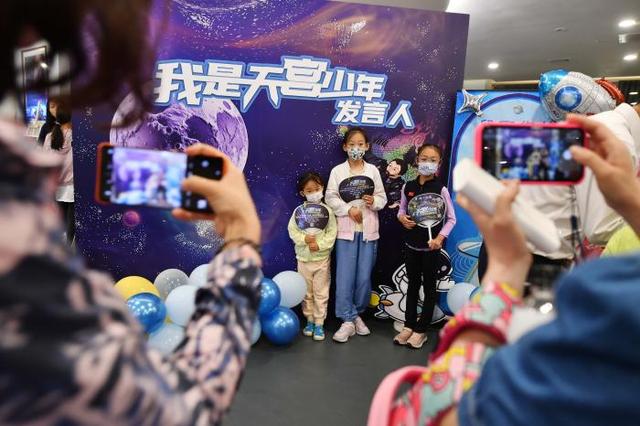 《天宫少年之来自虫洞的你》首演，“挖呀挖”、《孤勇者》入剧笑翻全场(天宫小说百度百科)