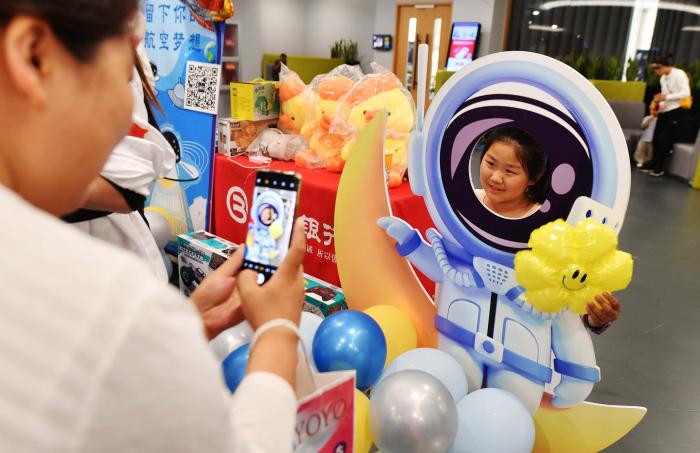 《天宫少年之来自虫洞的你》首演，“挖呀挖”、《孤勇者》入剧笑翻全场(天宫小说百度百科)