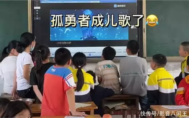 真假陈奕迅?原唱拍视频恶搞被《孤勇者》逼疯，却被质疑是模仿秀小舞神装新模型曝光，身材发育当妈妈，网友调侃“奶水很足”(陈奕迅假扮学员是哪一期)