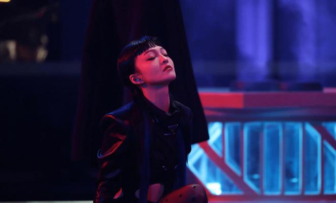 张韶涵女与苏见信同台献唱，一首《孤勇者》燃爆全场，获无数掌声(张韶涵苏州演唱会)