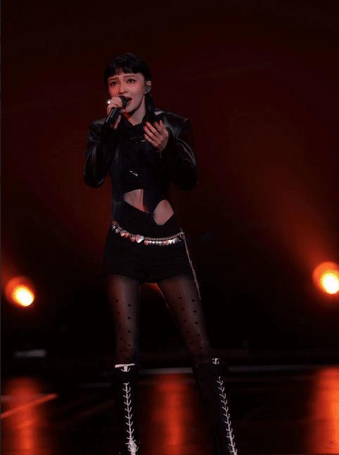 张韶涵女与苏见信同台献唱，一首《孤勇者》燃爆全场，获无数掌声(张韶涵苏州演唱会)