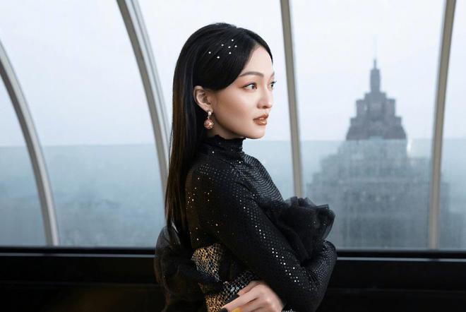 张韶涵女与苏见信同台献唱，一首《孤勇者》燃爆全场，获无数掌声(张韶涵苏州演唱会)