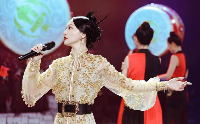 张韶涵女与苏见信同台献唱，一首《孤勇者》燃爆全场，获无数掌声(张韶涵苏州演唱会)